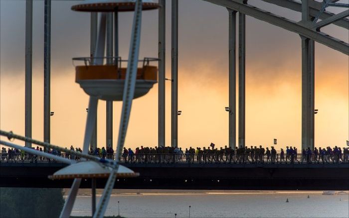 Vierdaagselopers over de Waalbrug. Foto ANP