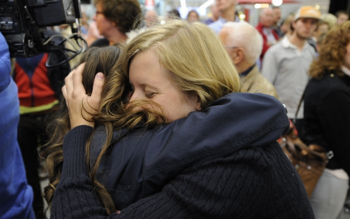 De vijf Nederlandse overlevenden van de veerbootramp bij Zanzibar herenigen zich met familie en vrienden op Schiphol. De veerboot met bijna 290 mensen aan boord, zonk woensdag uit de kust van de Tanzaniaanse archipel. Foto ANP