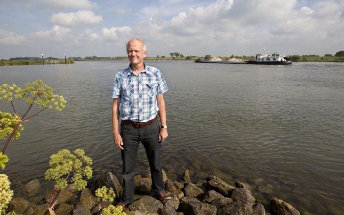 Chris Will bij het overwoekerde mechanisme van een sluis in de buurt van Fort Everdingen. Op de achtergrond stroomt de Lek. De Duitsers noemden de Nieuwe Hollandse Waterlinie in 1908 een „onoverkomelijke barrière.” In de Tweede Wereldoorlog speelde de ste