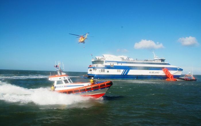 HARLINGEN – Een geplande ramp op de Waddenzee. De luchtmacht verschijnt met twee Search and Rescue-heli’s boven veerboot Vlieland van rederij Doeksen uit Harlingen. Op de veerboot is een binnenbrand uitgebroken. Foto RD