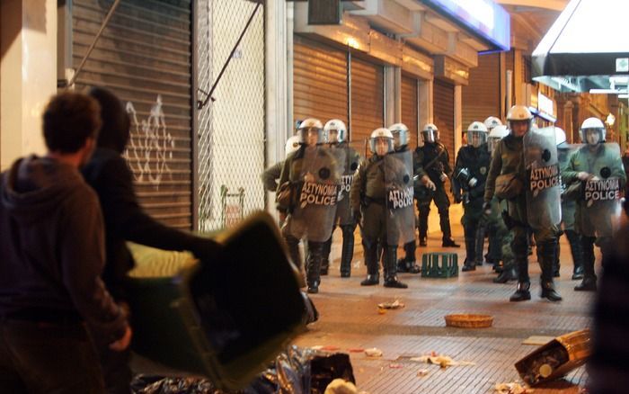 De Griekse politie in gevecht met jongeren. Foto EPA