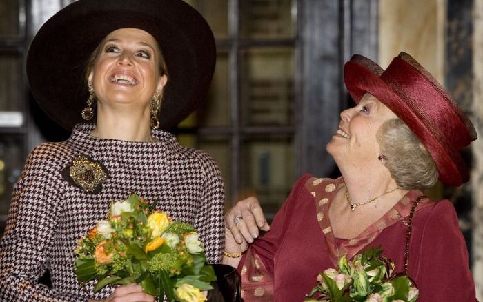 AMSTERDAM – Koningin Beatrix en prinses Màxima hebben donderdag de aftrap van het eeuwfeest van het Koninklijk Instituut voor de Tropen (KIT) in Amsterdam bijgewoond. Het KIT viert het feest onder meer met de presentatie van een speciale jubileumpostzegel