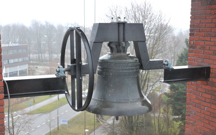 De gereformeerde gemeente van Emmeloord heeft zaterdag een luidklok opgehangen in haar kerkgebouw. Daarmee is het kerkgebouw, nu een half jaar oud, helemaal af. Foto A. Koster