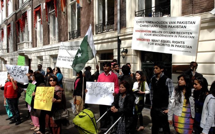 Pakistaanse christenen betoogden voor de Pakistaanse ambassade in Nederland voor geloofsvrijheid voor de christenen in hun thuisland. Foto ANP