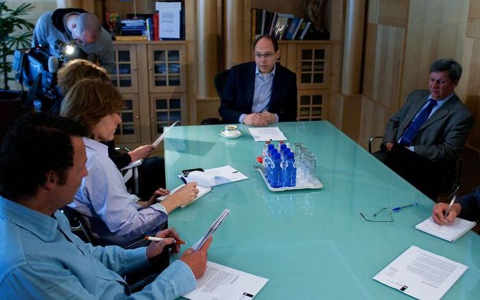 Minister Klink dinsdag tijdens de persconferentie waarin hij bekenmaakte dat het kabinet zijn steun uitspreekt voor het WK voetbal 2018/22 in Nederland en België. Foto ANP