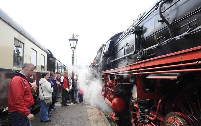 HOORN – Bezoekers van het festival ”West-Friesland onder stoom” bewonderden vrijdag op het historische station in Hoorn de grootste stoomlocomotief die in Nederland rondrijdt. De Duitse loc komt uit Rotterdam en is het hele weekeind aanwezig op het evenem