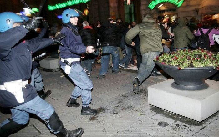 Het politieoptreden tegen demonstranten tijdens de G8–top in juli 2001 in de Noord–Italiaanse havenstad Genua was nogal gewelddadig. Foto EPA