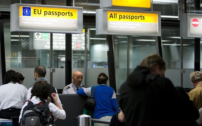 Paspoortcontrole voor passagiers op Schiphol. Foto ANP