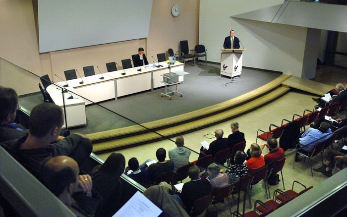 AMSTERDAM – Op de Vrije Universiteit in Amsterdam werd vrijdag het symposium ”Hoe word je christen?” gehouden. Het gespreksthema was de doop. De Amerikaanse pinkstertheoloog prof. Robeck: „Pinksterkerken leggen sterk de nadruk op een absoluut bekeringsmom