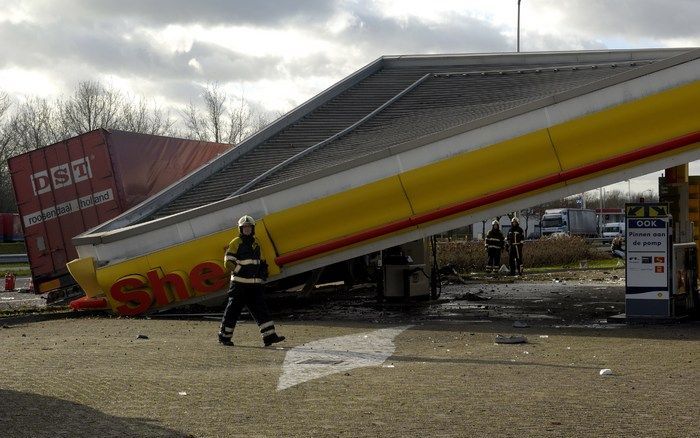 Het ingestortte tankstation. Foto ANP