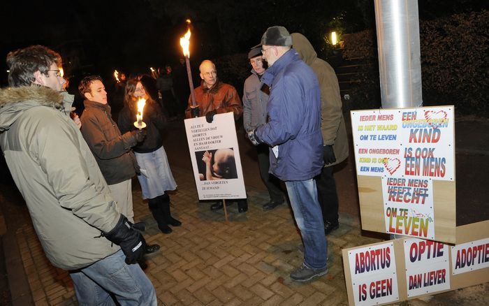 ARNHEM – Medewerkers van de stichting Schreeuw om Leven hielden dinsdagavond een wake bij de abortuskliniek in Arnhem. Zij werden lastiggevallen door tegendemonstranten. Foto Marc Pluim