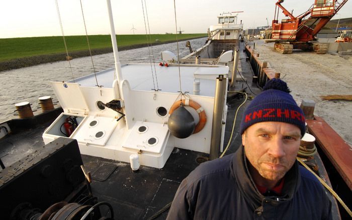 WORKUM – Schipper Anne Schotanus kreeg donderdagmiddag tijdens het baggeren op het IJsselmeer de schrik van zijn leven. Op korte afstand van zijn schip ontplofte een granaat van een schietoefening van defensie. „Je staat te shaken in je stuurhut.” Foto FD