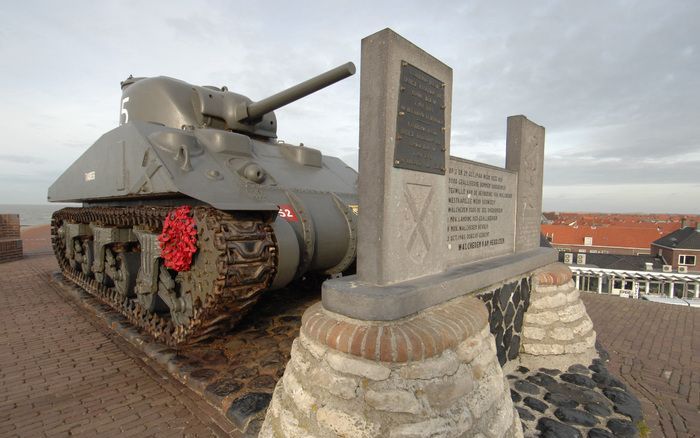 Op de zeedijk in Westkapelle, direct achter het Polderhuis, staat een monument in de vorm van een Shermantank. De tank deed mee aan de geallieerde landing bij het dorp in 1944 en werd later gerestaureerd. Foto Jaap Wolterbeek