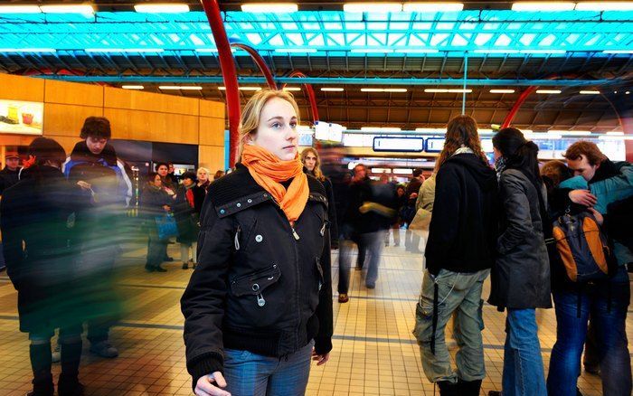 Op Utrecht-Centraal hebben woensdagmiddag honderden mensen meegedaan aan een zogeheten ”freeze”. Om exact halfzes ’bevroor’ de enorme groep mensen in de stationshal. Vijf minuten bleven zij stokstijf staan. Foto ANP