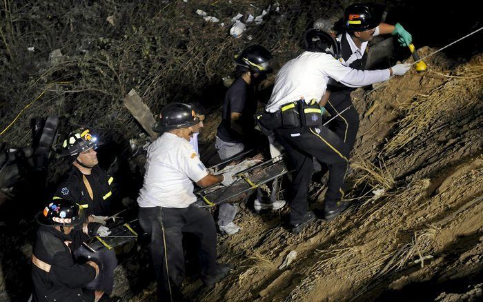 GUATEMALA-STAD (ANP/EFE/AFP) – Zeker 45 mensen zijn vrijdagavond omgekomen door een busongeluk in Guatemala. Vijftien inzittenden raakten gewond, meldden de hulpdiensten. Foto EPA