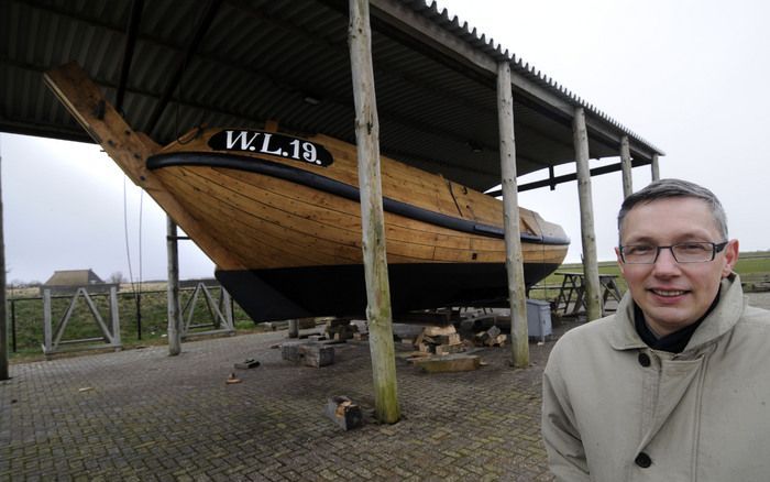 MODDERGAT – Ihno Dragt, directeur en conservator van museum ’t Fiskershúske bij de replica van de WL19. De vissersboot was een van de zeventien schepen uit het dubbeldorp Paesens Moddergat die op 6 maart 1883 in een storm vergingen. Foto Frans Andringa