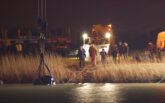 WESTDORPE - In het Kanaal van Gent naar Terneuzen is donderdagavond rond acht uur de auto van de 41-jarige Aarnout Z. geborgen. Foto ANP