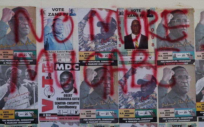 OVer verkiezingsposters is 'No more Mugabe' geschreven. Foto EPA