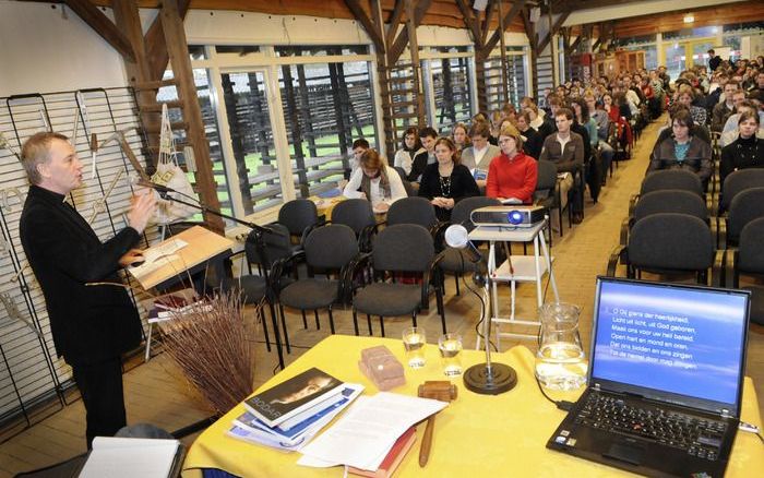 „Een ruim studie en uitnodigingsbeleid kan juist tot verdieping en aanscherping van de eigen traditie leiden.” Foto: de rooms katholieke priester Antoine Bodar spreekt voor de CSFR. Foto Marc Pluim