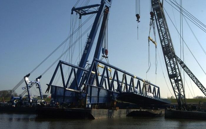 TERNEUZEN – De brug voor het sluizencomplex in Terneuzen wordt op zijn plaats getild. Het is een van de grootste basculebruggen van Nederland. In 2006 ramde een Zweeds vrachtschip de brug. Foto Willem Woznitza