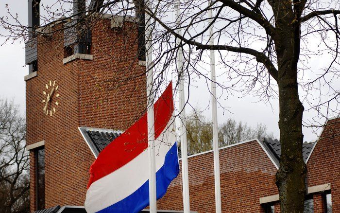 ERMELO - De vlag van het gemeentehuis van Ermelo hangt halfstok i.v.m. de vandaag in Afghanistan omgekomen militairen. Beiden maakten deel uit van het 45 pantserinfanteriebataljon in Ermelo. Foto ANP