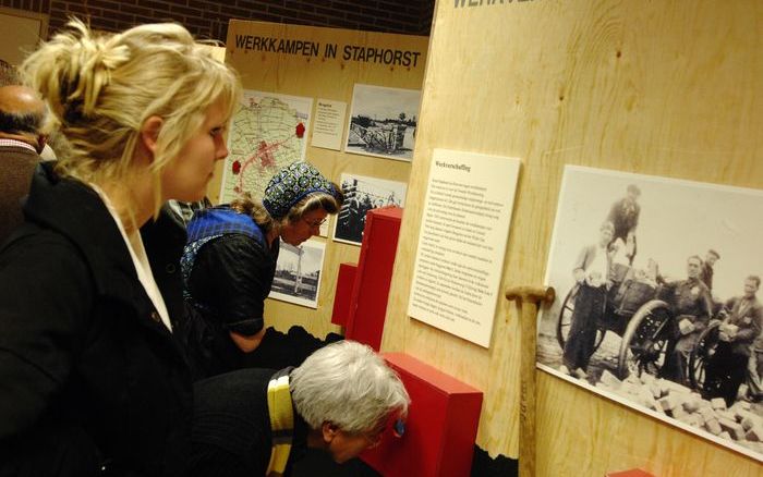 STAPHORST– In Staphorst is vrijdag de tentoonstelling ”De verdwenen werkkampen van Staphorst” geopend. Scholieren gingen op zoek naar sporen van deze Jodenkampen. Er is volgens de samenstellers veel onbekend historisch materiaal gevonden dat in de tentoon