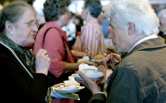 LELYSTAD – Bij een feest hoort gebak. De Bond van Christelijke Gereformeerde Vrouwenverenigingen vierde gisteren in conferentiecentrum De Pijler in Lelystad zijn 60 jarig bestaan. - Foto Dick Vos