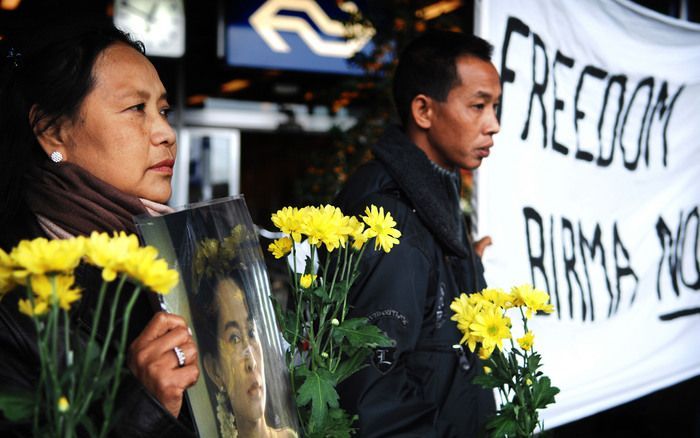 Leden van de Burmese Democratic Community (BDC) protesteren hier, op een archieffoto, tijdens een stil protest tegen de ondrukking in Birma. De vrouw (l) toont een foto van de Birmaanse vrijheidsstrijder en Nobelprijswinnares Aung San Suu Kyi die in Birma