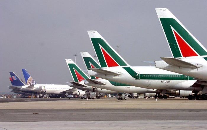 De noodlijdende luchtvaartmaatschappij Alitalia kan met een toegezegde overbruggingskrediet van driehonderd miljoen euro twaalf maanden vooruit. Foto EPA