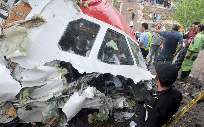 TEGUCIGALPA – Een passagiersvliegtuig is vrijdag gecrasht bij de landing in de hoofdstad Tegucigalpa van Honduras. Daardoor kwamen vijf mensen om het leven. Brandweerlieden en burgers helpen de slachtoffers. Foto EPA