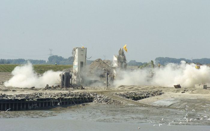 KRUININGEN – Het opblazen van de heftorens van de voormalige veerterminal in Kruiningen mislukte maandag jammerlijk. Twee graafmachines moesten het karwei daarom afmaken. Op de plaats van de terminal komen in de toekomst woningen. Foto Willem Woznitza