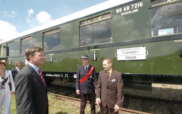 GOES – Premier Balkenende neemt de nieuwe wagon van de stichting Stoomtrein Goes Borsele aandachtig in zich op. Het ”ovale ramenrijtuig” uit 1931 is het enige overgebleven exemplaar van een serie die destijds door de NS werd besteld voor het rijden van in