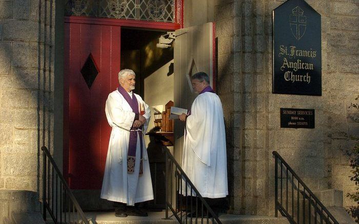 LONDEN - In een anglicaanse kerk in Groot-Brittannië is voor het eerst een ’homohuwelijk’ voltrokken. Twee priesters gingen kort voor de plechtigheid een geregistreerd partnerschap aan, berichtte de Britse krant The Sunday Telegraph zondag. Foto: EPA