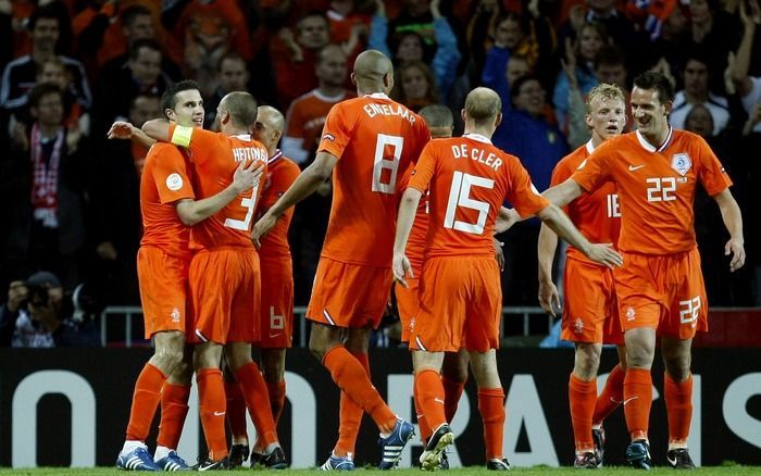 Spelers van het Nederlands elftal vieren een doelpunt. Foto's ANP