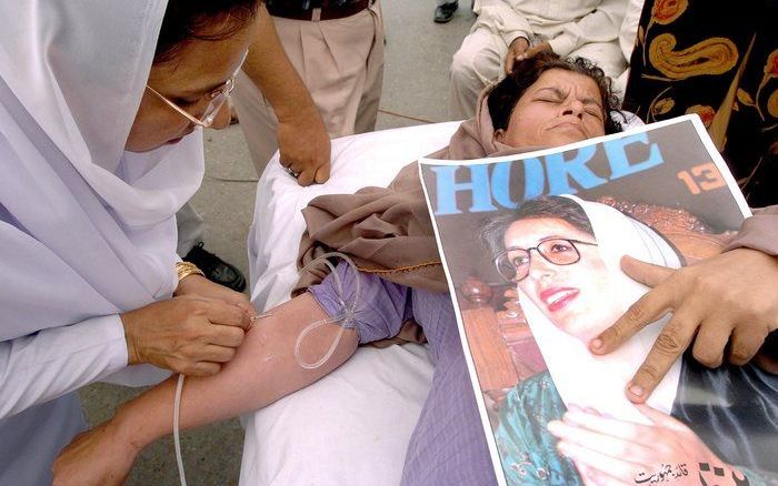 ISLAMABAD – Pakistan herdenkt zaterdag oppositieleidster Benazir Bhutto die eind vorig jaar werd vermoord in de garnizoensstad Rawalpindi. Een vrouw geeft bloed af op de geboortedag van Benazir Bhutto. Foto EPA