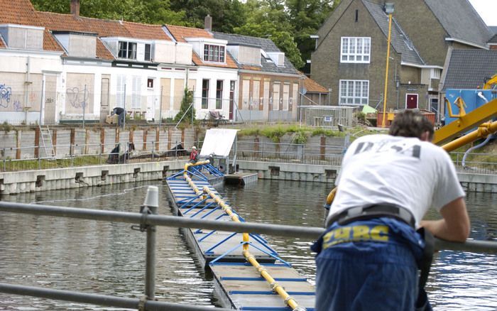 MIDDELBURG – Onder water stroomt het beton in de beruchte Middelburgse bouwput. Woensdagochtend moet in totaal 5000 kubieke meter beton zijn gestort. Later volgen nog twee ladingen, waarmee de sporen van het theaterdebacle moeten worden uitgewist. Op de l