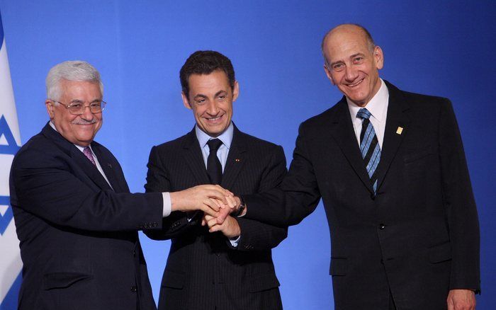 PARIJS – De Franse president Nicolas Sarkozy (m) schudt handen met de Israëlische premier Ehud Olmert (r) en de president van de Palestijnse Autoriteit, Mahmoud Abbas (l) op het Elysee in Parijs aan het eind van hun gezamenlijke verklaring. Volgens Olmert