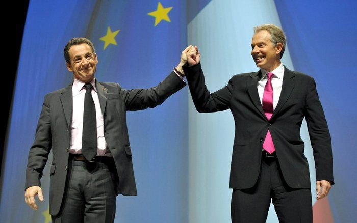 De Franse president Sarkozy en de Britse oud premier Blair mogen elkaar graag. Wat hen vooral bindt, zo valt te concluderen uit hun optreden als EU voorzitter, is de passie voor het politieke debat. Foto EPA