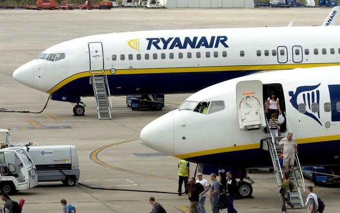 In Frankrijk zijn maandagavond 26 mensen in het ziekenhuis opgenomen nadat een vliegtuig van Ryanair een noodlanding moest maken bij Limoges, in het midden van Frankrijk. Dat heeft het vliegveld van Limoges bekendgemaakt. Foto EPA