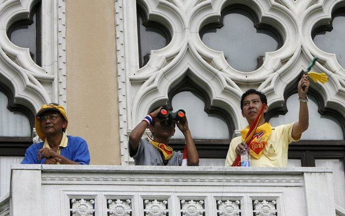 Demonstranten die het kantoor van de Thaise premier bezet houden hebben donderdag een gerechtelijk bevel om een eind aan de actie te maken, naast zich neer gelegd. Foto EPA