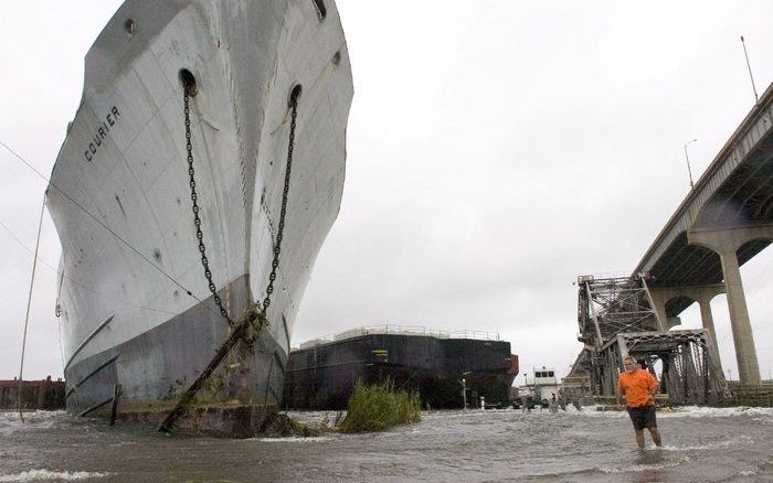 De tropische storm Gustav lijkt in het zuiden van de Verenigde Staten en de Golf van Mexico geen al te ernstige schade te hebben aangericht. De orkaan, die in Haïti nog 77 levens eiste, zwakte dinsdag boven de Amerikaanse staat Louisiana af tot een tropis