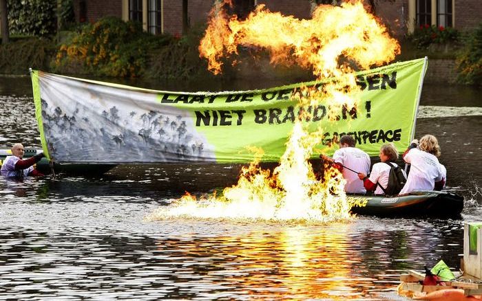 Het net rond Greenpeace sluit zich. - Foto ANP