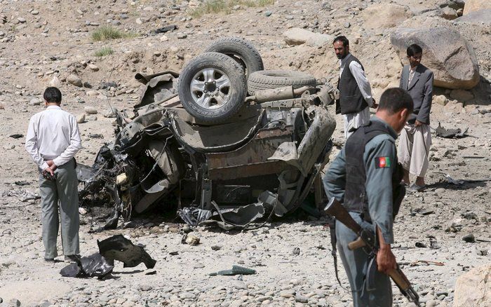 KABUL - Een auto die betrokken was bij de zelfmoordaanslag. Gouverneur Abdullah Wardak van de Afghaanse provincie Logar en drie andere personen zijn daar zaterdag bij omgekomen. Foto EPA