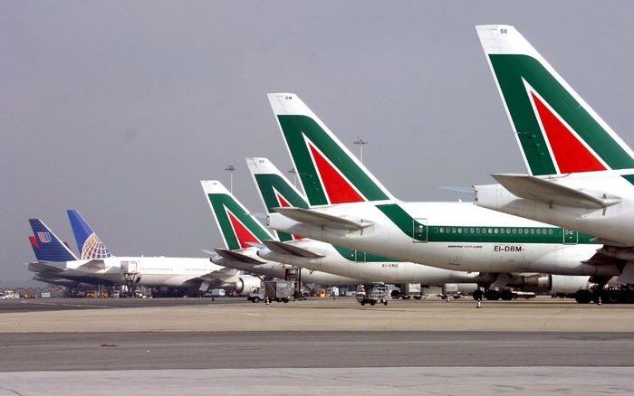 ROME - In een laatste poging om een faillissement af te wenden, deed de Italiaanse luchtvaartmaatschappij Alitalia vandaag een publieke oproep aan investeerders om een bod uit te brengen. Foto EPA