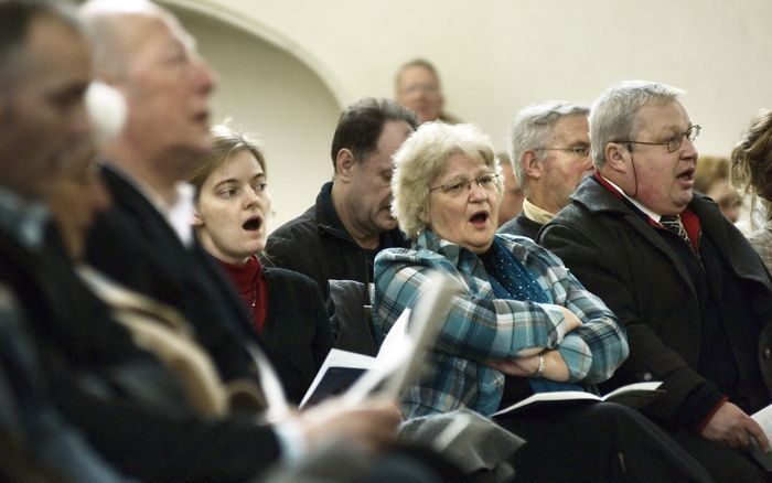 Aan zingen met gevoel en met het hart gaat volgens Calvijn iets vooraf: het van buiten kennen van de tekst. Door een tekst steeds weer te zingen, wordt hij in het geheugen geprent. En zo kan een psalm of lied ‘afzakken’ naar het hart. Foto Dick Vos