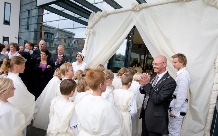 RIJSSEN - De gemeente Rijssen-Holten heeft woensdagmiddag het nieuwe gemeentehuis aan het Schildplein in Rijssen officieel in gebruik genomen. Foto Henk van der Stouw.