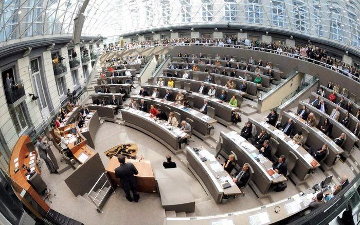 „Het is niet de eerste vermoeiende crisis die België doormaakt. Deze crisis zal echter meer dan ooit die oude Belgische steenpuist laten rijpen: de antipolitiek.” Foto: de zaal van het Vlaamse –niet het Belgische– parlement. Foto EPA