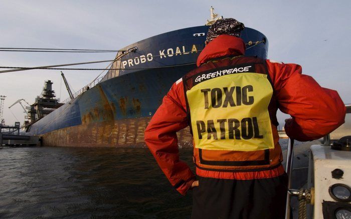 Twaalf mensen moeten zich in Ivoorkust voor de rechter verantwoorden voor hun rol in het drama rond de afvaldump door de Probo Koala in 2006. Foto ANP