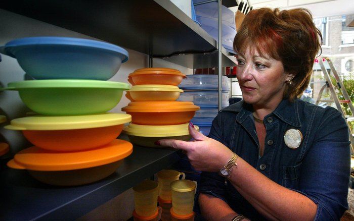 GRONINGEN - Manager Greet Everts van de eerste Tupperwarewinkel van Europa zet schalen op hun plek in de winkel. Foto ANP