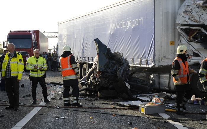 Bij een ongeval op de A12 van Den Haag naar Arnhem, bij knooppunt Lunetten, is donderdagmiddag een persoon omgekomen. Foto ANP